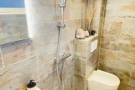 Inactive Cozy & Modern By Metro Station Apartmán