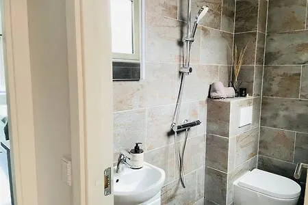 Inactive Cozy & Modern By Metro Station Apartmán *