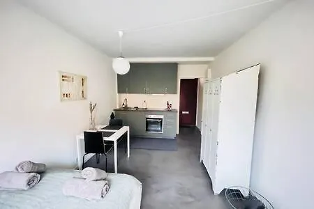 Inactive Cozy & Modern By Metro Station Apartmán *