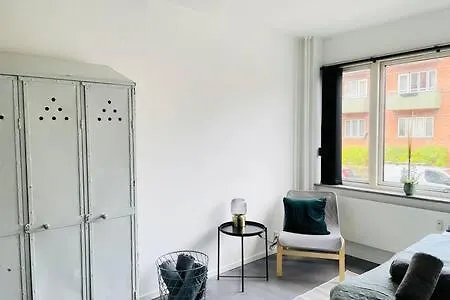 Inactive Cozy & Modern By Metro Station Apartmán